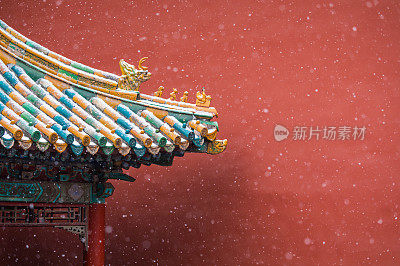 中国传统风格的凉亭与五颜六色的屋顶在雪