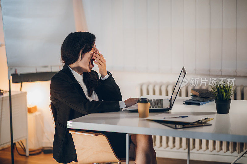 在她的办公室工作的女商人