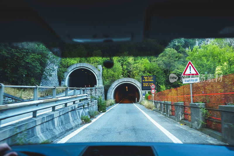 汽车在公路隧道上行驶