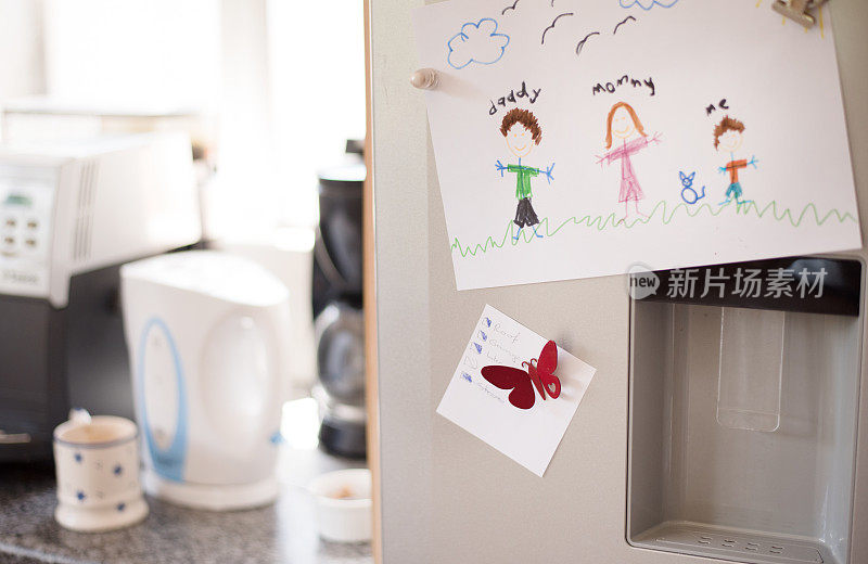 孩子在冰箱门上画画