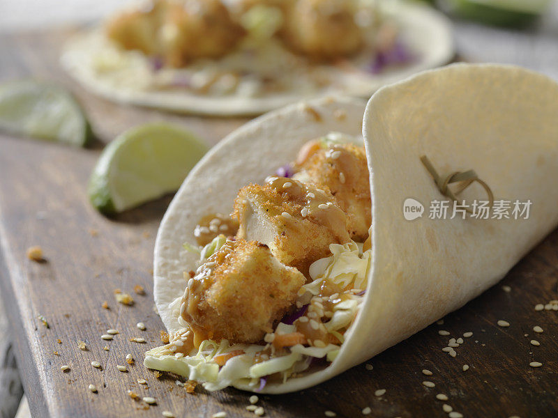 面包屑豆腐玉米饼配花生姜酱