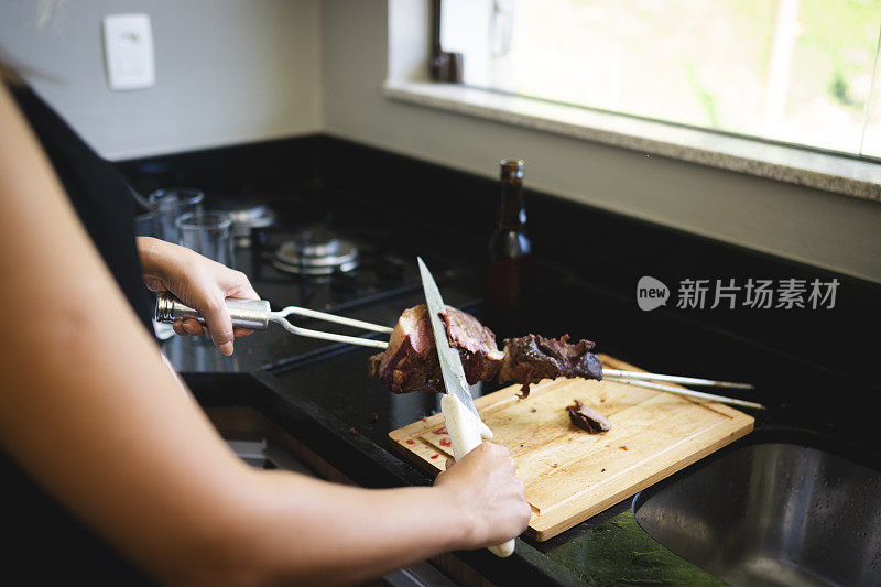 准备烤肉的妇女