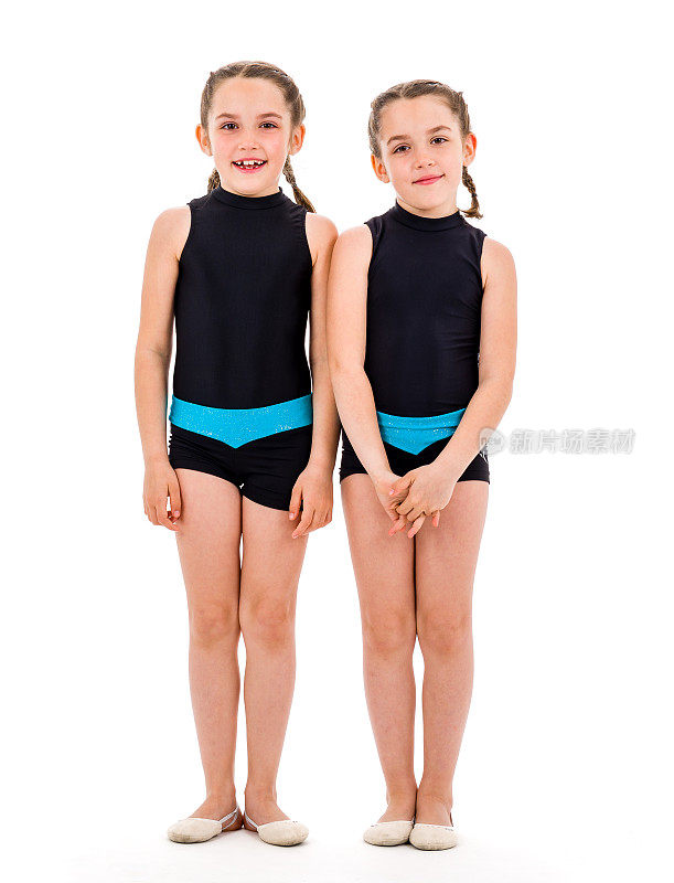 穿着艺术体操服的双胞胎女孩的肖像。