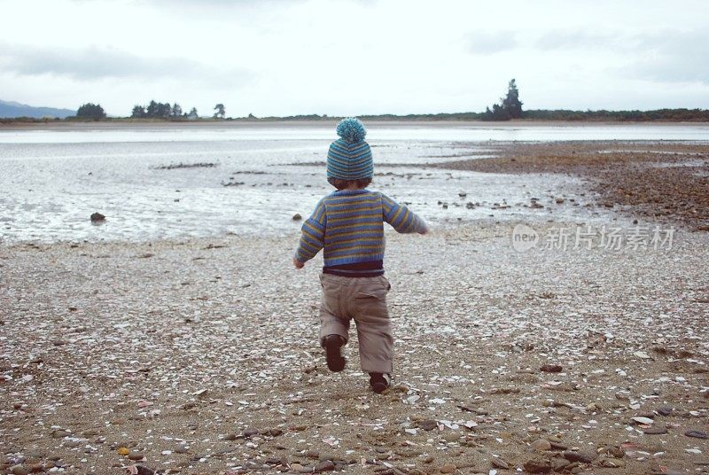 冬天河口海滩的幼童