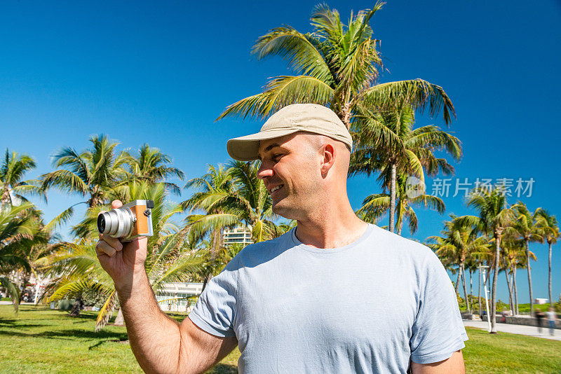 欧洲游客在迈阿密海滩拍照