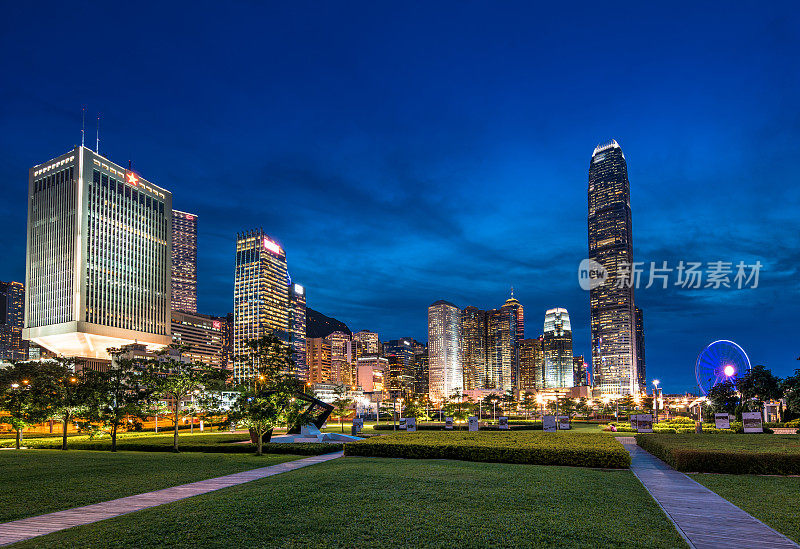 从空中步道可以看到香港市中心的夜景