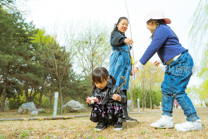 三个孩子在外面玩