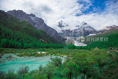 亚丁的雪山