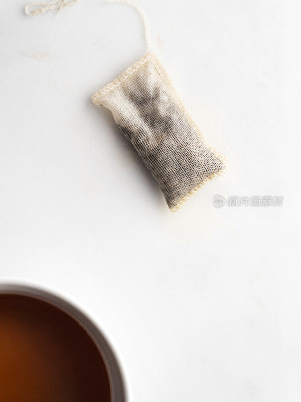 使用茶包，茶包，顶视图的一杯茶，杯茶与茶包，草药茶，茶