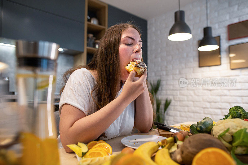 女性饮食不健康尽管她的健康问题