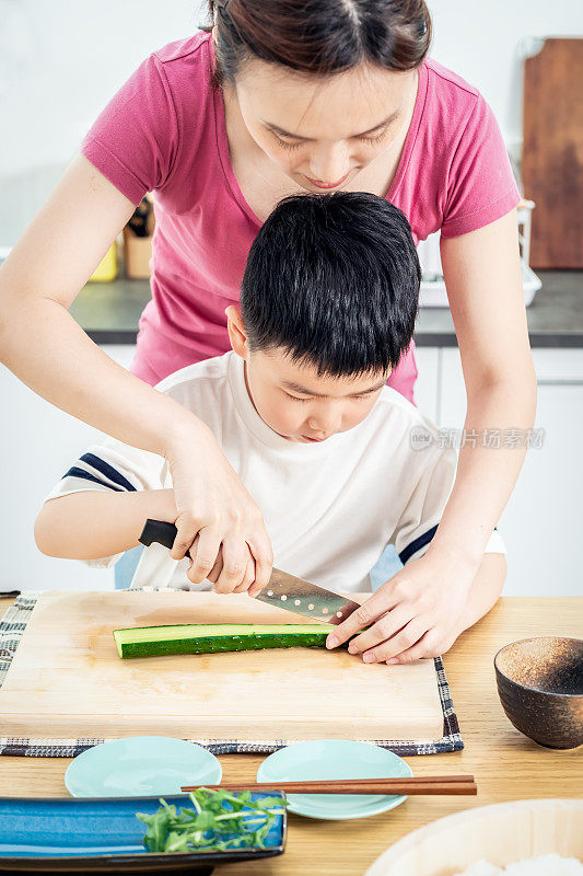 亚洲男孩学习准备食物做寿司卷