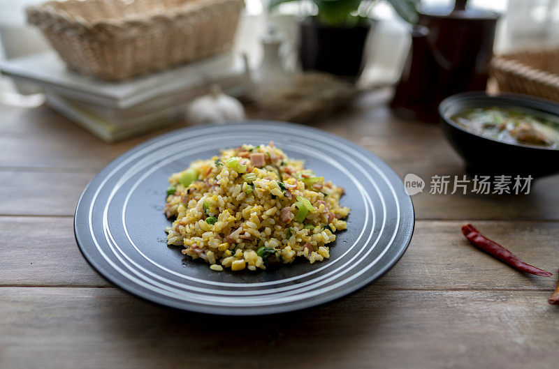 中式早餐:蔬菜炒饭、火腿炒蛋