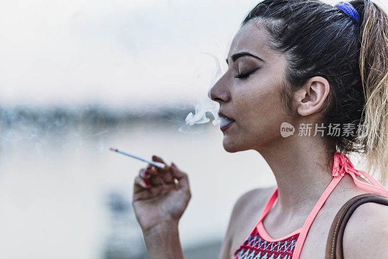 一个女人在河边抽烟