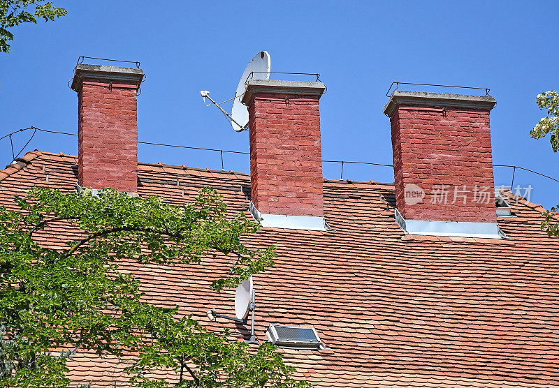 建筑物屋顶上的烟囱