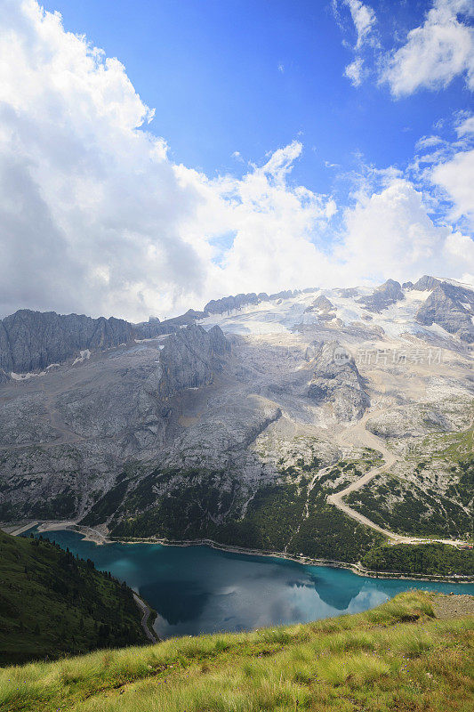 夏天的风景。从意大利北部Dolomites的Fedaia山口到Pordoi山口的休息点，可以看到美丽的Fedaia湖和马尔莫拉达山。