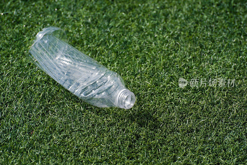 全球范围内的塑料瓶污染对我们的地球母亲是一个严重的问题
