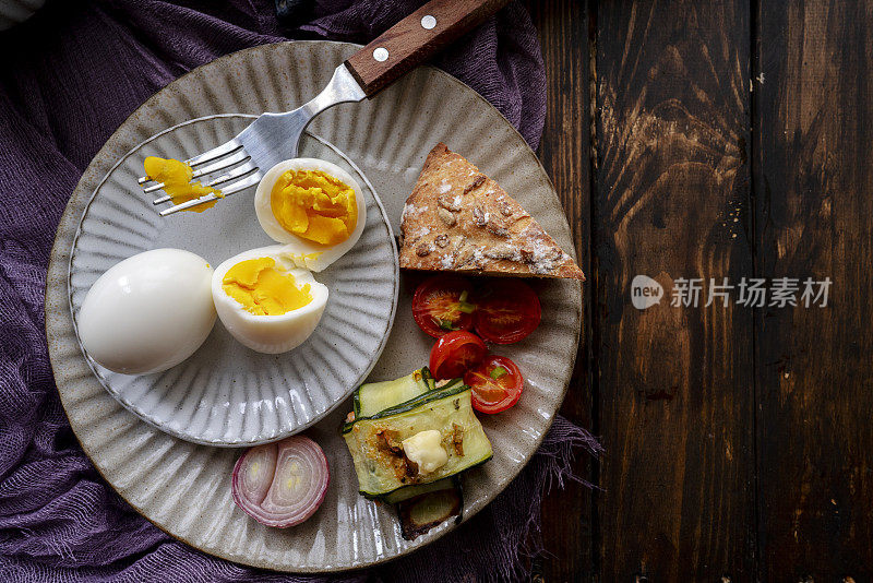 自制健康早餐:黄瓜卷、煮鸡蛋和全麦面包