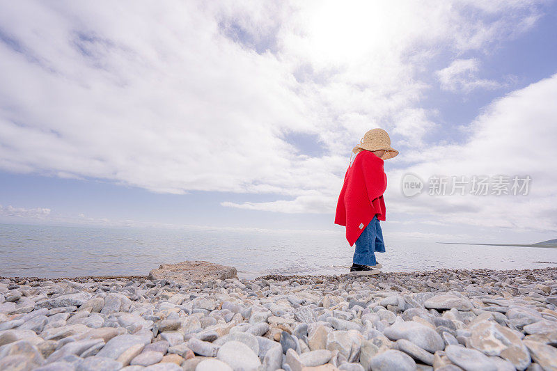 一个小女孩在湖边玩耍