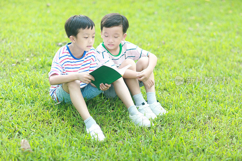 小男孩在看书