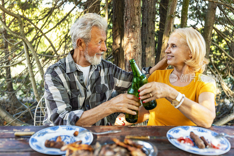 一对老年夫妇在户外吃午餐