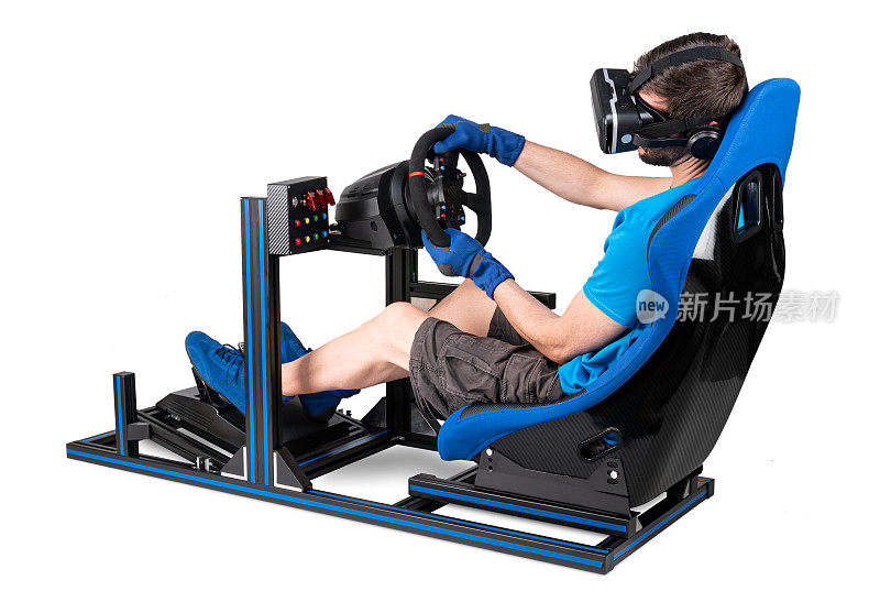 玩家穿着蓝色t恤，戴着VR虚拟现实眼镜，在模拟铝模拟器上训练视频游戏赛车。赛车斗座方向盘踏板孤立白色背景