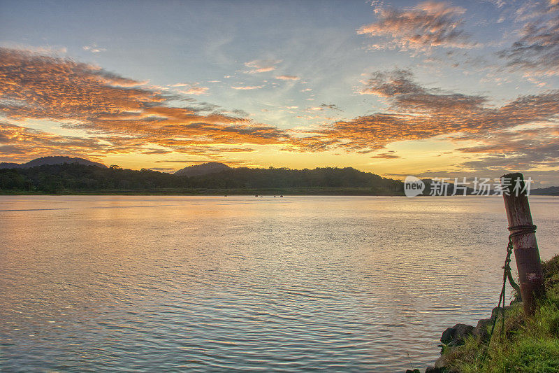 美丽的日落在查格雷斯河和巴拿马运河在索伯拉尼亚国家公园的甘博亚，巴拿马在中美洲