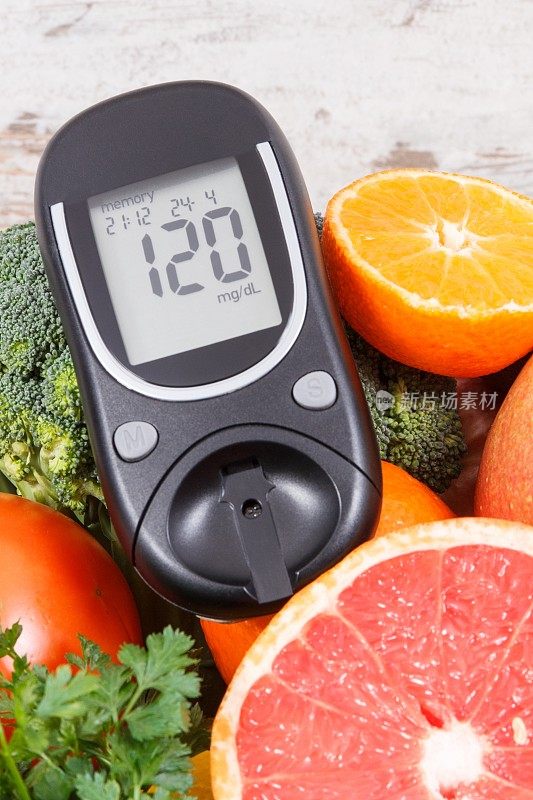 用健康水果和蔬菜测量血糖检查血糖水平，糖尿病，饮食和减肥的概念