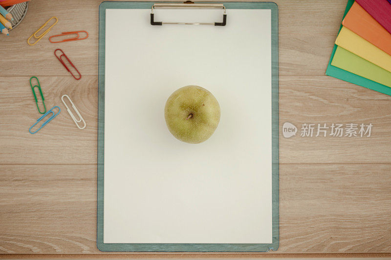 在一张白纸上画着绿苹果
