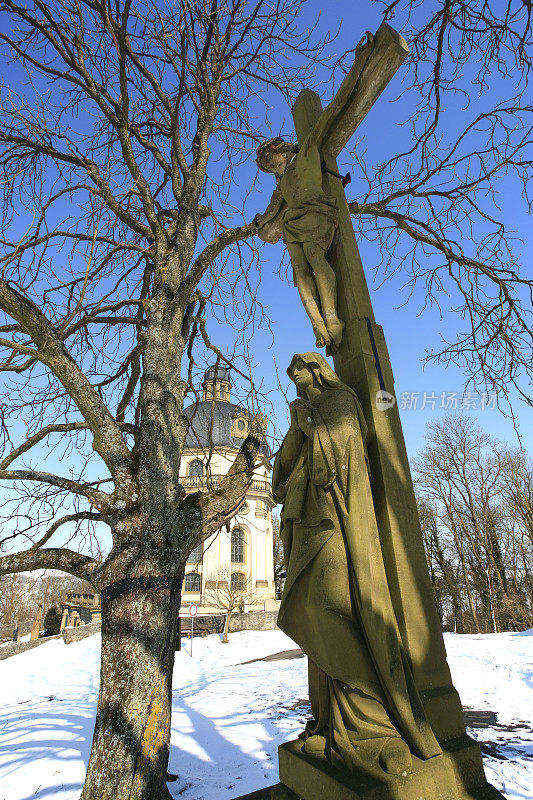 石头十字架与耶稣基督和玛丽在一个教堂前的修道院Schöntal在德国