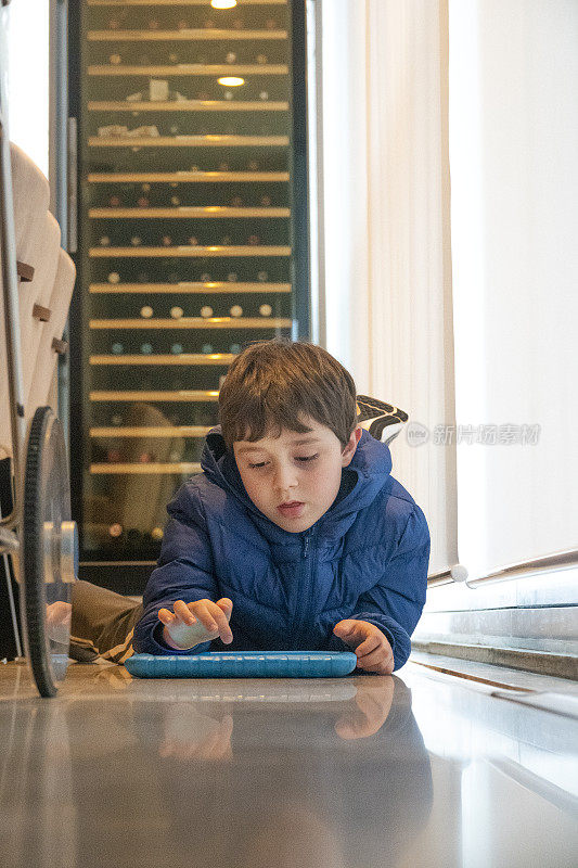 6岁男孩在家里用平板电脑