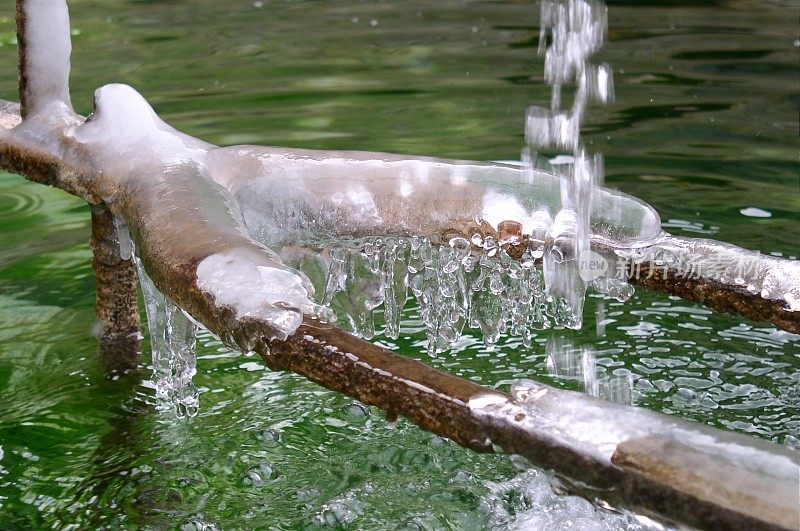 冰冻水箱中的水