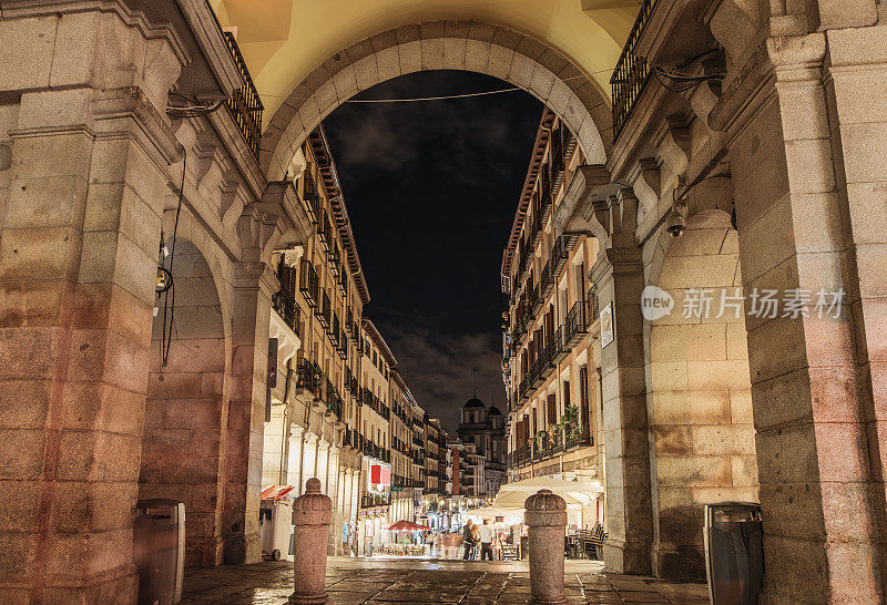 晚上从市长广场上看到的托莱多街。马德里,西班牙