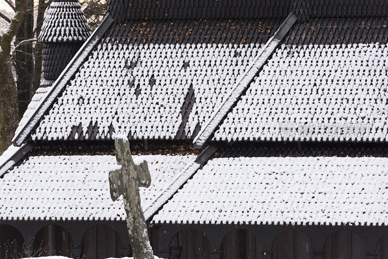 挪威中世纪的柏油木板教堂，冬天屋顶上有雪