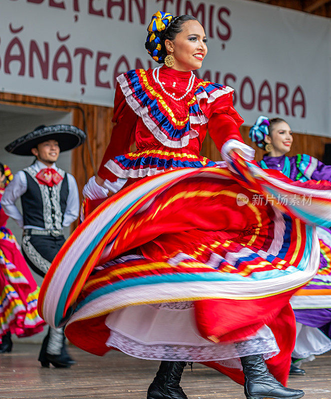 身着传统服装的墨西哥舞者