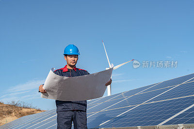 太阳能发电厂工程师正在检查