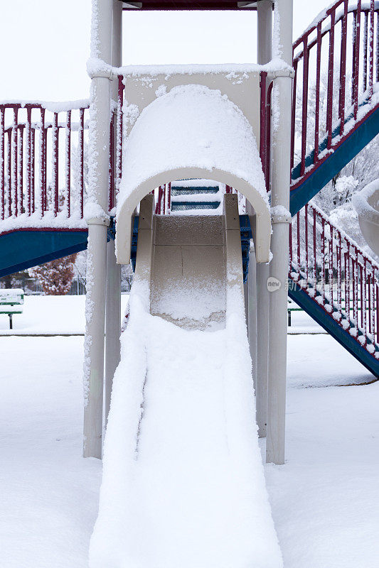 暴风雪后的游乐场-滑梯和楼梯