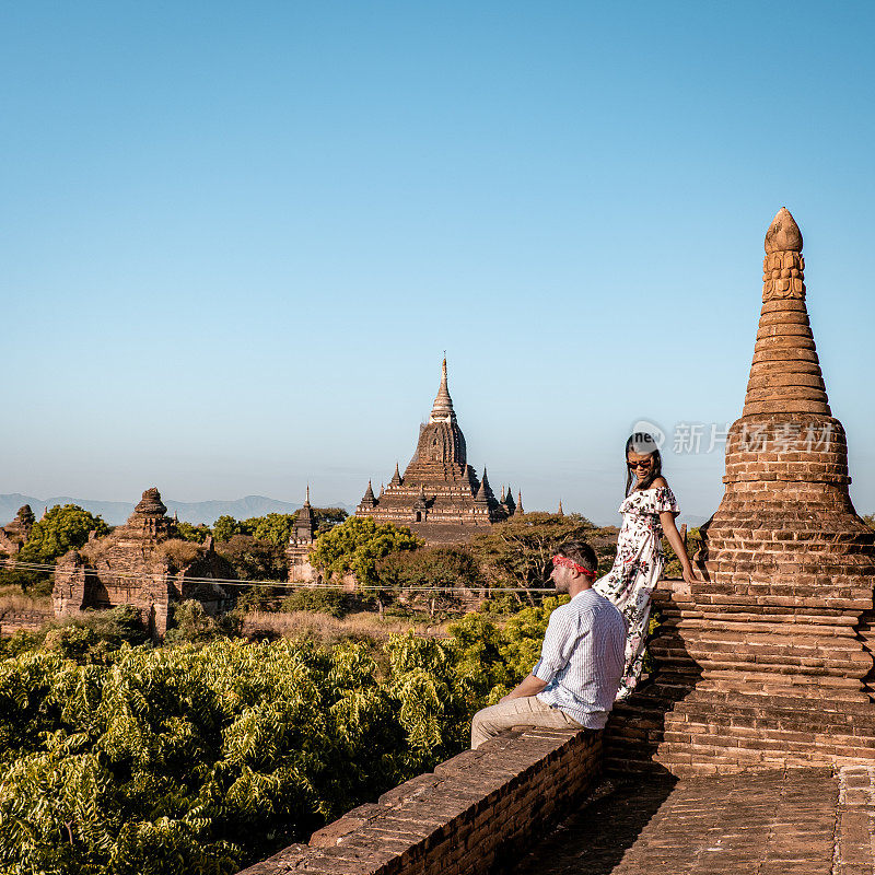 缅甸，夫妇日出蒲甘，男人女人日落蒲甘。古城蒲甘缅甸，异教缅甸亚洲古老的废墟宝塔和寺庙