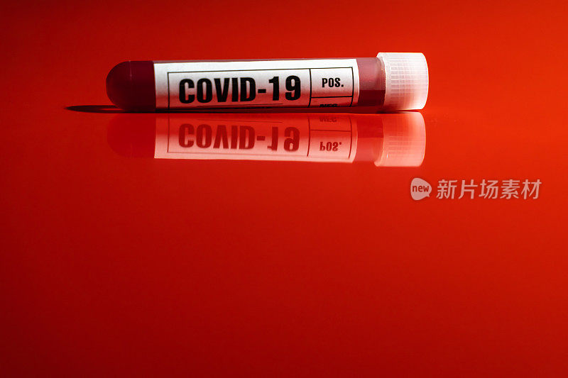 COVID-19(冠状病毒)血液检测样管特写白标，红色背景