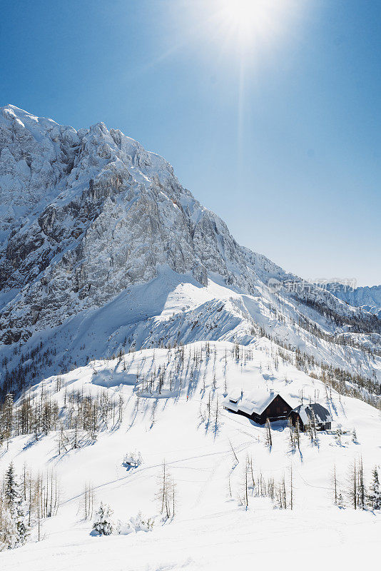 雪山中的山间小屋-垂直照片