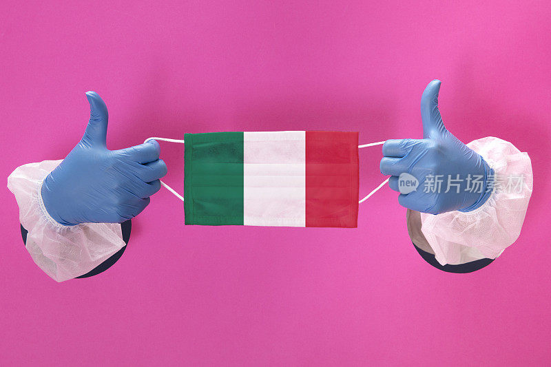 双手戴着蓝色医用手套，面罩上印有意大利国旗