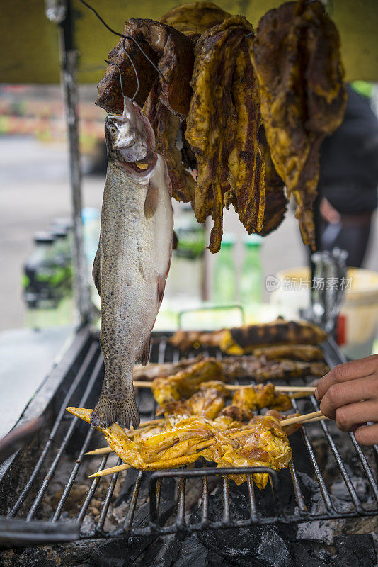 食物亭有烤鸡，食物附近的道路从昆卡到瓜亚基尔，厄瓜多尔