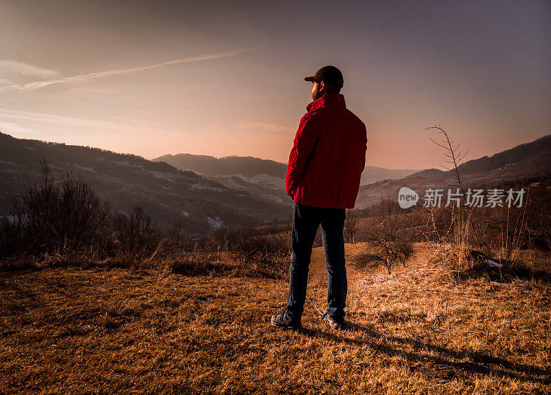 独立的人独自在山景中看风景