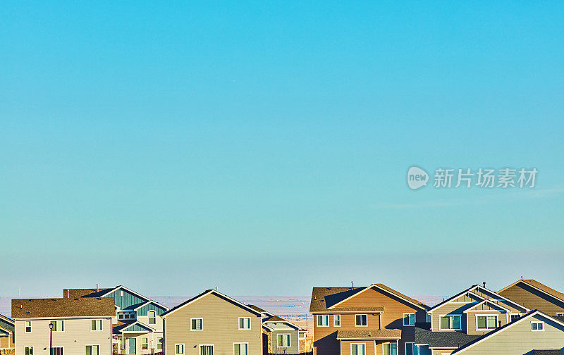 住宅住宅背景与风电场在远处