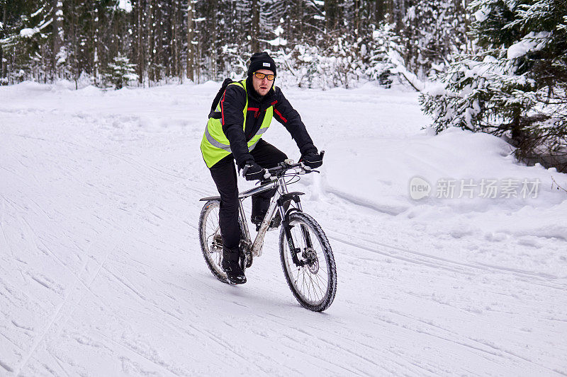在冬天的雪地里骑自行车