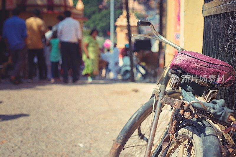 印度里诗凯诗街道上的一辆旧自行车