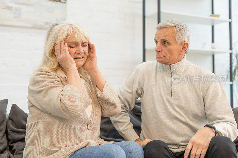 上了年纪的男人在客厅里看着心烦意乱的女人