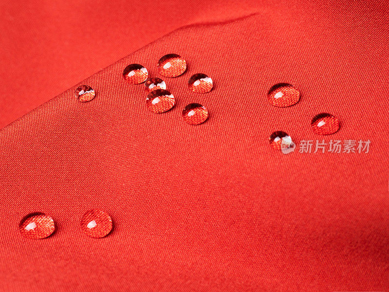 红色防水织物与雨滴近距离