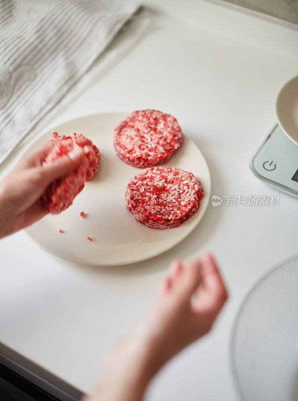 制作汉堡，绞碎的生肉手工塑形。自制的新鲜汉堡肉饼。