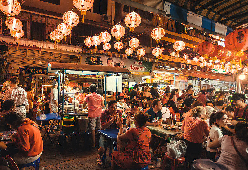 晚上，人们在唐人街的街边餐馆里见面、聊天、吃亚洲菜