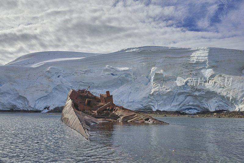 在短暂的夏季里，在大南大洋的南极半岛的令人叹为观止的景色中，督抚捕鲸船